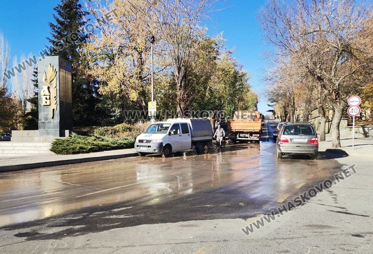 ВиК отстранява аварията на тротоара край „Стара планина“, затруднено е движението на автомобили