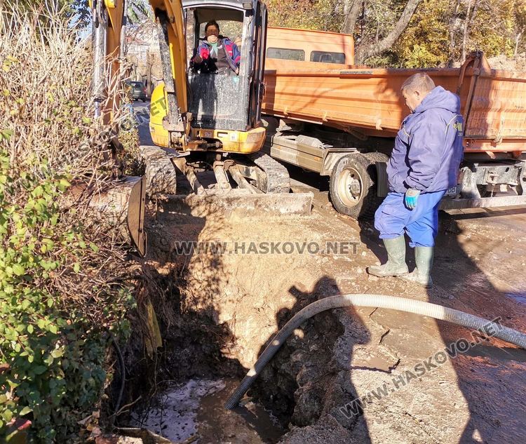 ВиК отстранява аварията на тротоара край „Стара планина“, затруднено е движението на автомобили