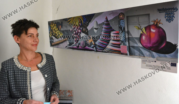 Кремена Кьосева представя фото с фрагмент от стенописа на сградата на старото кино в Ивайловград