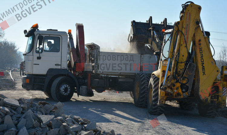 Гигантска техника демонтира части от моста над река Марица в Димитровград