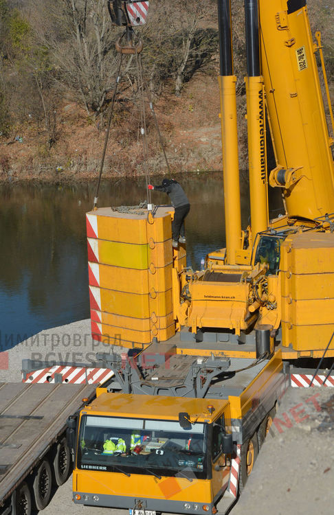 Гигантска техника демонтира части от моста над река Марица в Димитровград