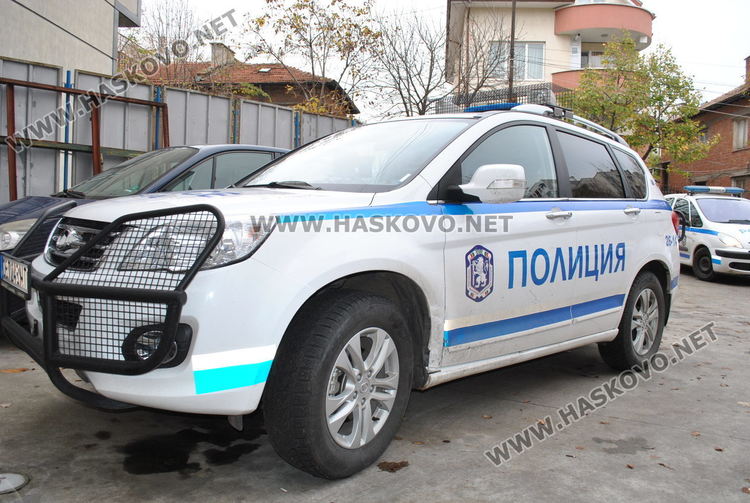 Задържаха 19-годишен за кражба от автомивка в Хасково, издирват съучастника му