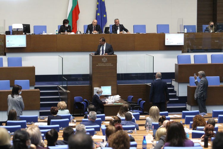 Парламентът разпусна комисията за неуспялата конституция на ГЕРБ