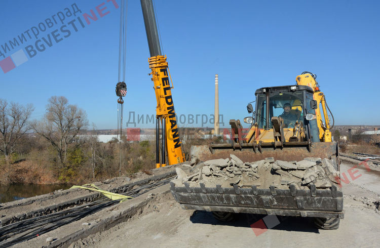 Гигантска техника демонтира части от моста над река Марица в Димитровград