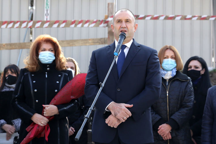 Радев: Българите умират не заради коронавируса, а заради хаоса в управлението на кризата