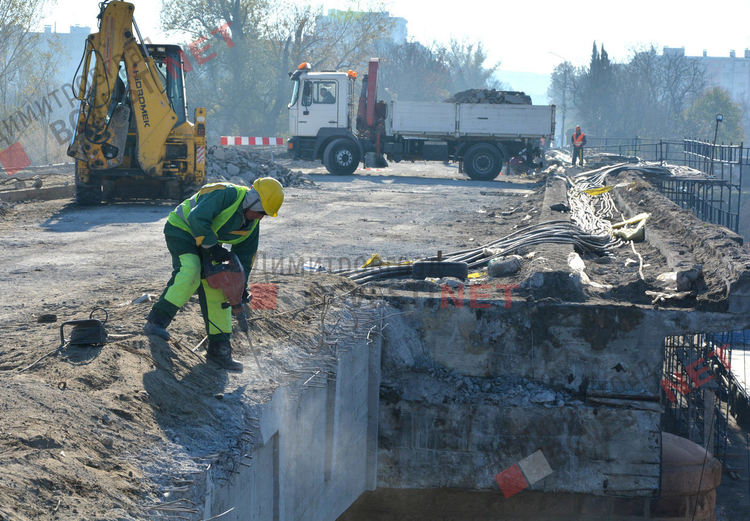 Гигантска техника демонтира части от моста над река Марица в Димитровград
