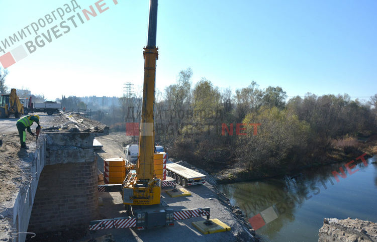 Гигантска техника демонтира части от моста над река Марица в Димитровград