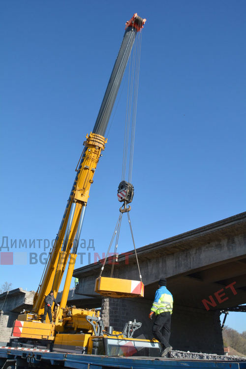 Гигантска техника демонтира части от моста над река Марица в Димитровград