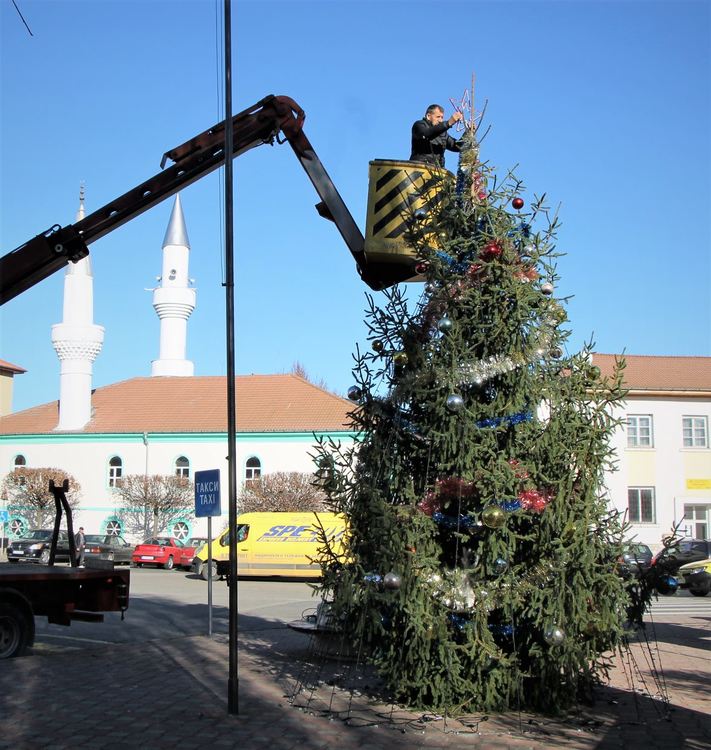 Традиционната коледна елха вече е в центъра на Ардино