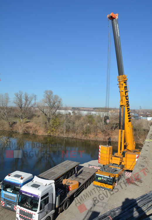 Гигантска техника демонтира части от моста над река Марица в Димитровград