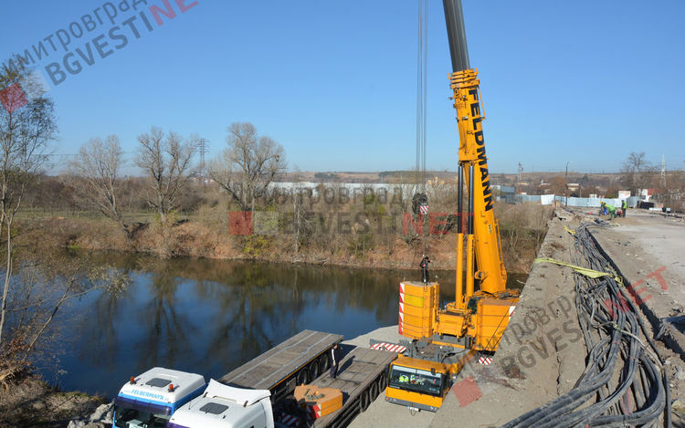 Гигантска техника демонтира части от моста над река Марица в Димитровград