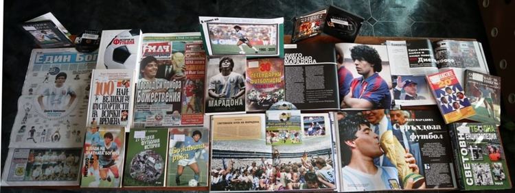 Витрина в памет на Марадона подредиха в библиотеката в Хасково