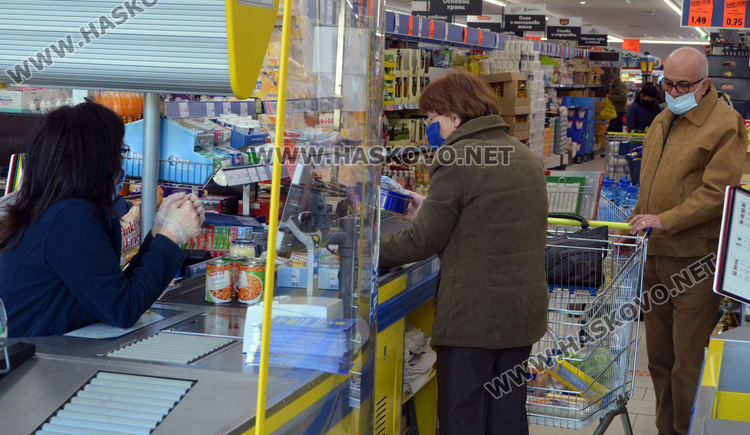В големите вериги за хранителни стоки в Хасково спазват „зеления коридор”