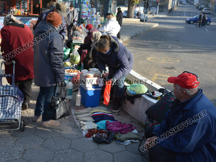 Някои от възрастните се бяха преместили на Зеленчуковия пазар