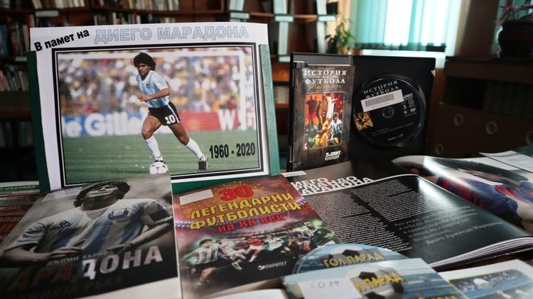 Витрина в памет на Марадона подредиха в библиотеката в Хасково