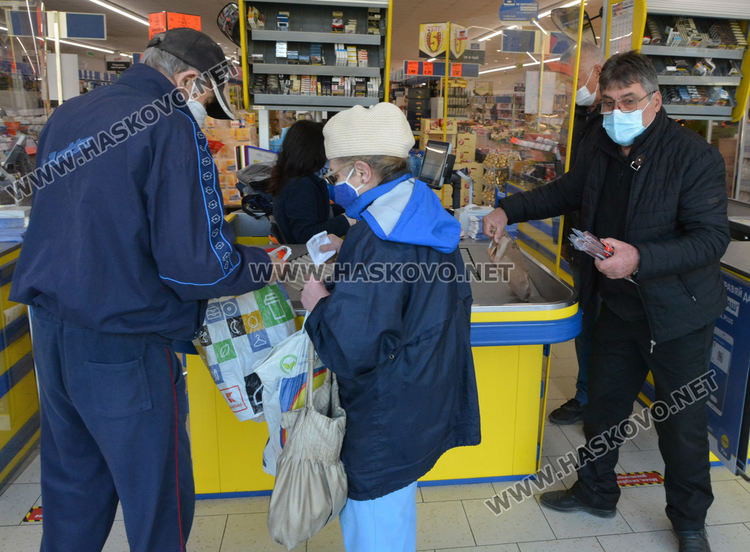 В големите вериги за хранителни стоки в Хасково спазват „зеления коридор”