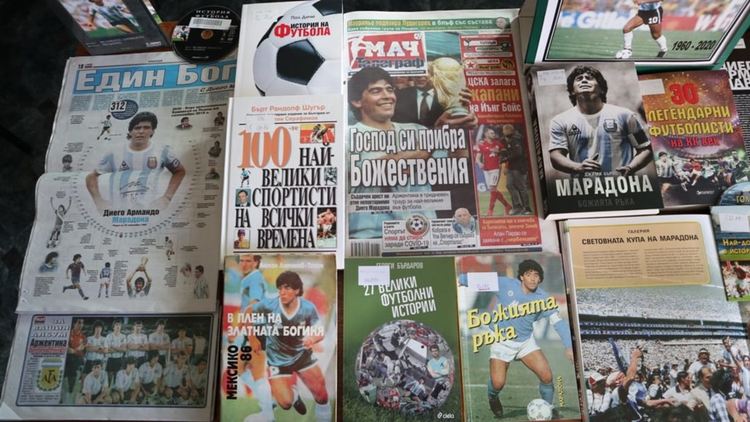 Витрина в памет на Марадона подредиха в библиотеката в Хасково