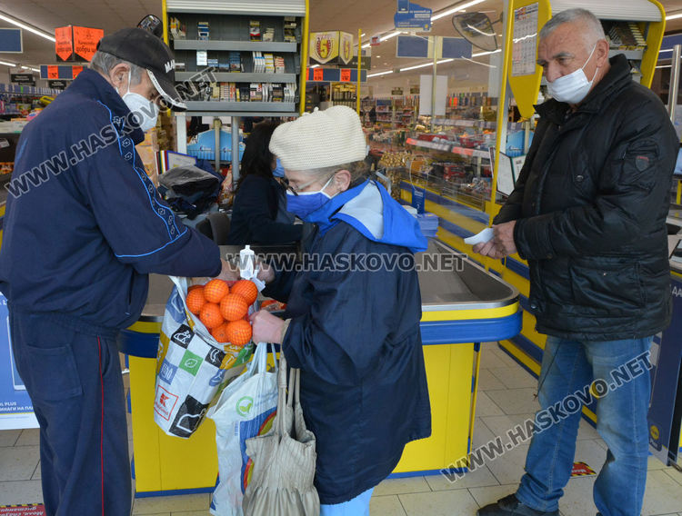 В големите вериги за хранителни стоки в Хасково спазват „зеления коридор”