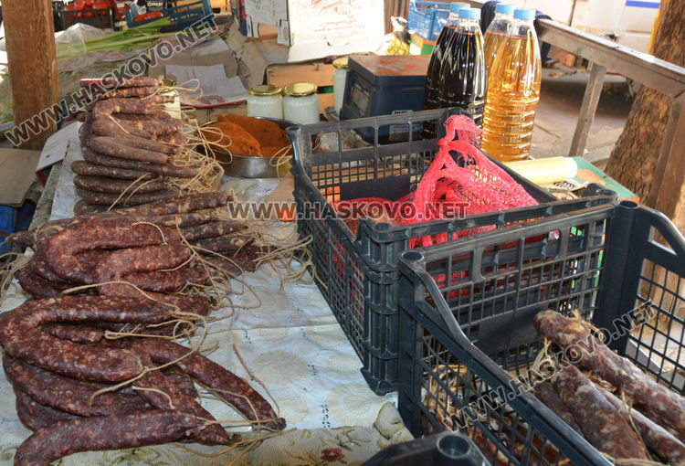 Луканки се предлагаха на Зеленчуковия пазар