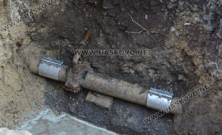 Центърът на Хасково остана без вода заради запушена тръба