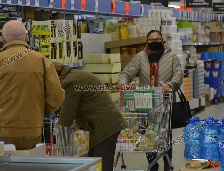 В големите вериги за хранителни стоки в Хасково спазват „зеления коридор”