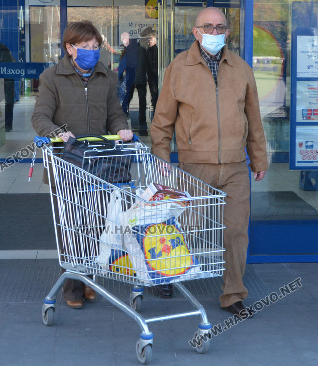 В големите вериги за хранителни стоки в Хасково спазват „зеления коридор”