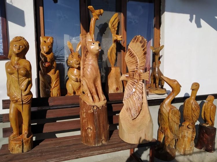 Родопчанин вае скулптури от дърво с 12-килограмов моторен трион 