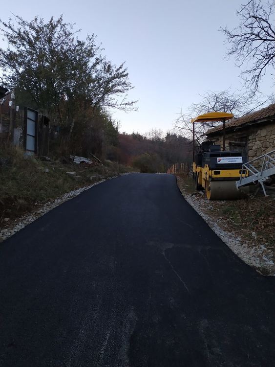 И в село Давидково се радват на нов асфалт