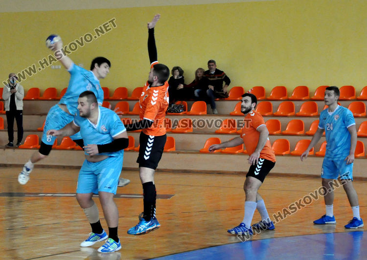Хандбалистите на „Асти” измъчиха водача в „А” група, но загубиха у дома