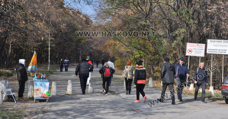 Мнозина излязоха на разходка в паркове и градинки в почивния ден