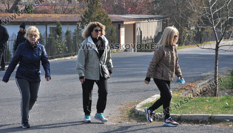 Мнозина излязоха на разходка в паркове и градинки в почивния ден