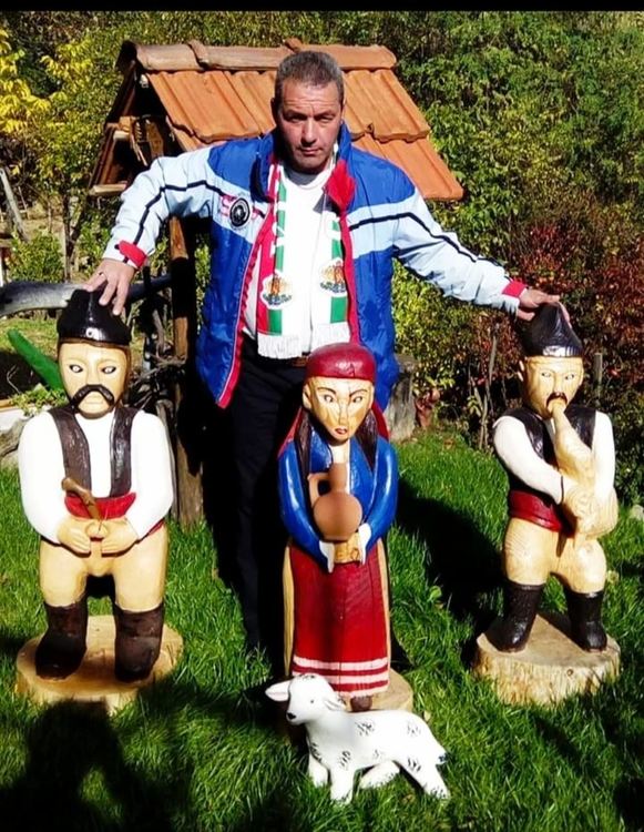 Родопчанин вае скулптури от дърво с 12-килограмов моторен трион 