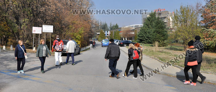 Мнозина излязоха на разходка в паркове и градинки в почивния ден