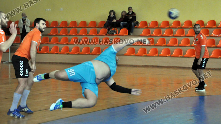 Хандбалистите на „Асти” измъчиха водача в „А” група, но загубиха у дома