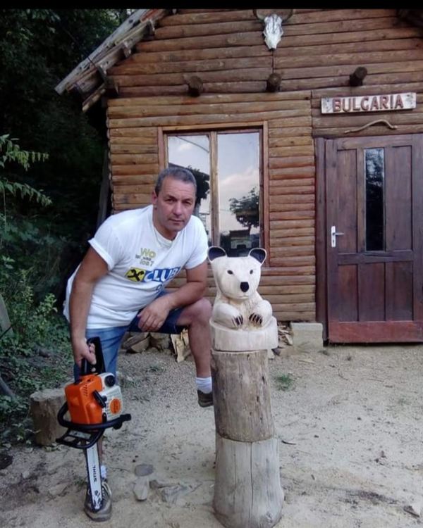 Родопчанин вае скулптури от дърво с 12-килограмов моторен трион 