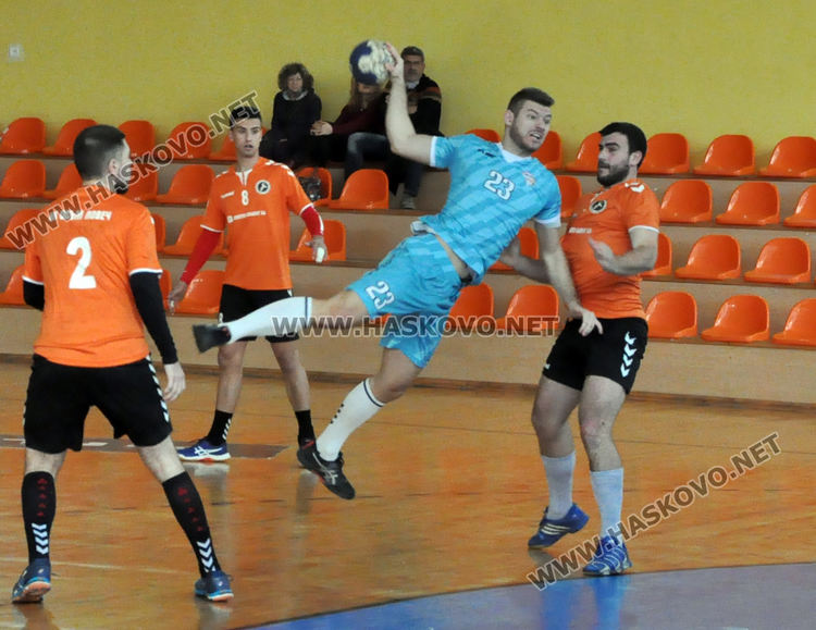 Хандбалистите на „Асти” измъчиха водача в „А” група, но загубиха у дома