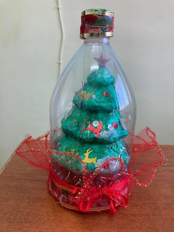 Стотици деца представиха коледна украса от рециклирани материали