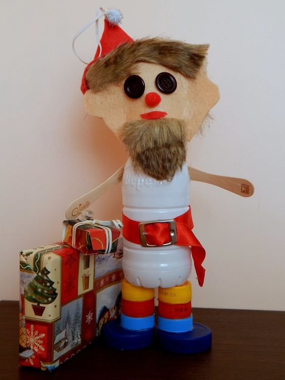 Стотици деца представиха коледна украса от рециклирани материали