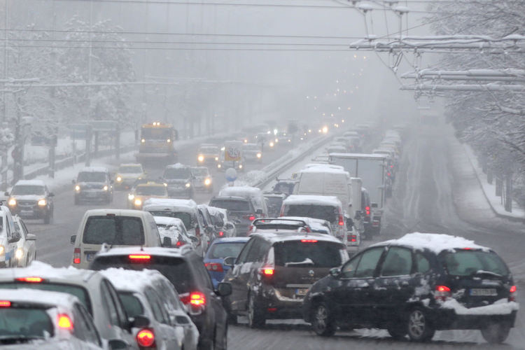 Аварирали и катастрофирали тирове, снегопочистване затвори път в Северна България