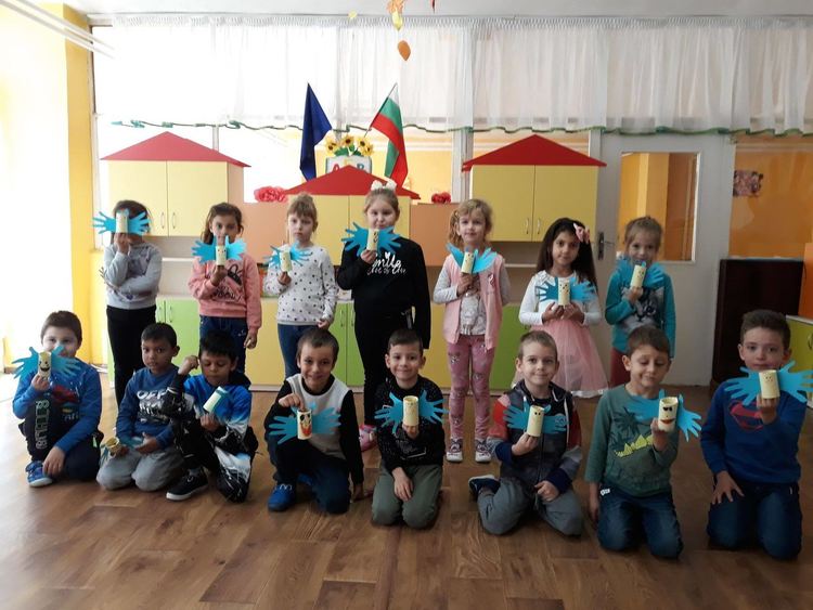 Стотици деца представиха коледна украса от рециклирани материали