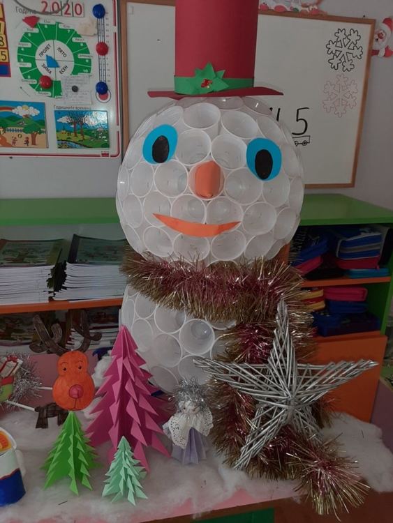 Стотици деца представиха коледна украса от рециклирани материали