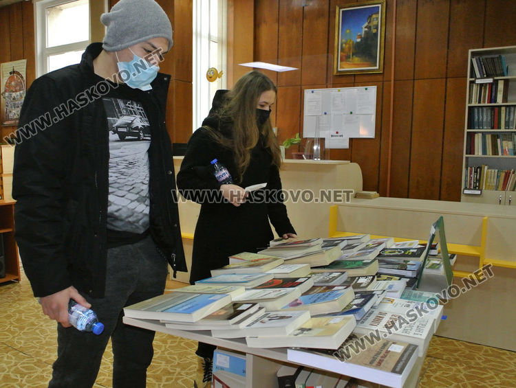 Библиотеката работи при ограничение на читателите. Музеят затвори врати