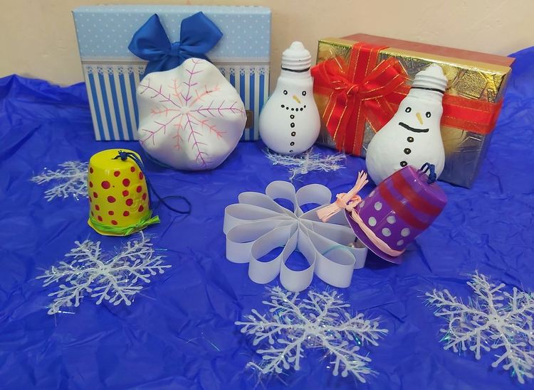 Стотици деца представиха коледна украса от рециклирани материали