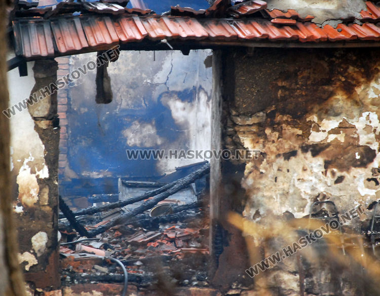 Подозират, че късо съединение е предизвикало пожара в къщата на загиналите съпрузи