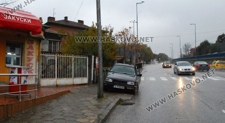 Пиян шофьор се заби в площадка на закусвалня на Кърджалийска