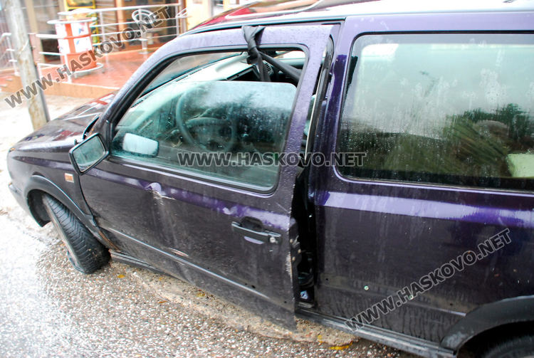 Пиян шофьор се заби в площадка на закусвалня на Кърджалийска