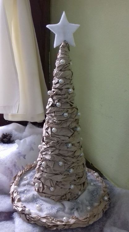 Стотици деца представиха коледна украса от рециклирани материали