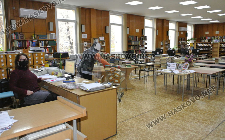 Библиотеката работи при ограничение на читателите. Музеят затвори врати