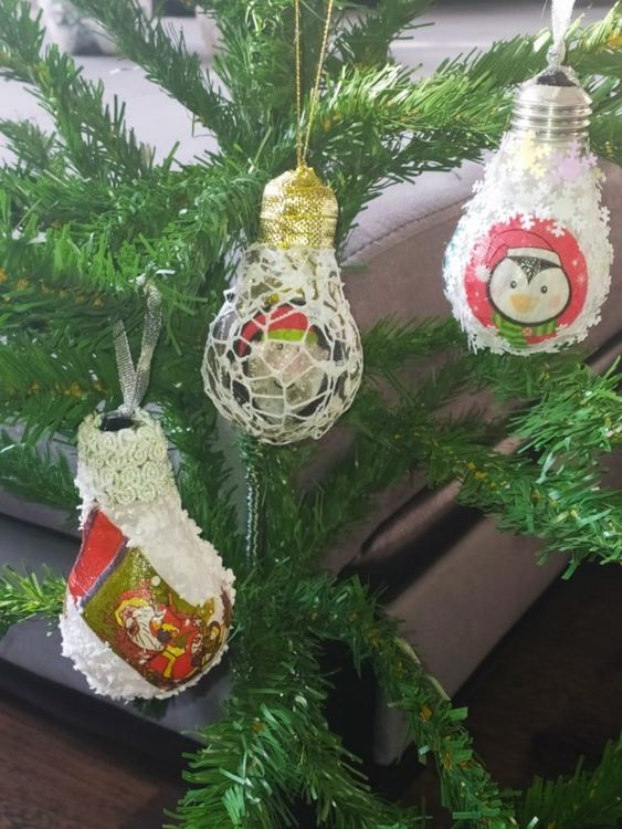 Стотици деца представиха коледна украса от рециклирани материали