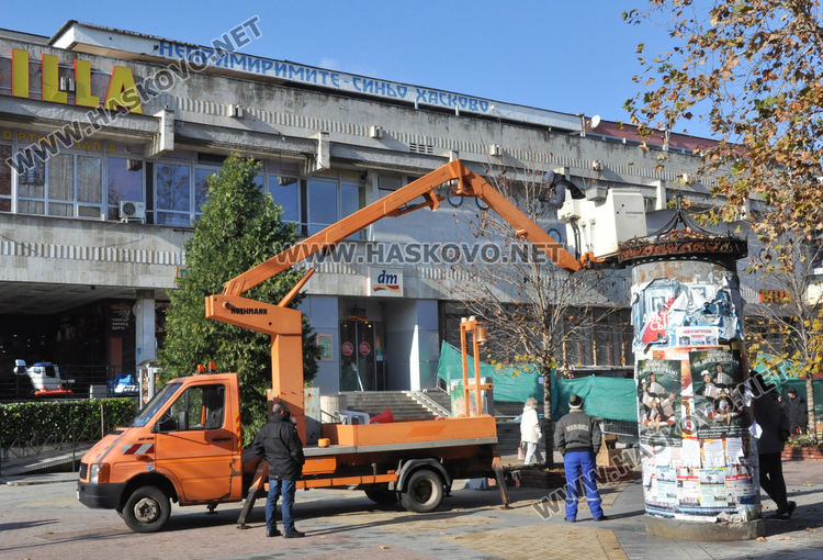 Монтираха коледна украса в Хасково по дърветата между общината и областна администрация